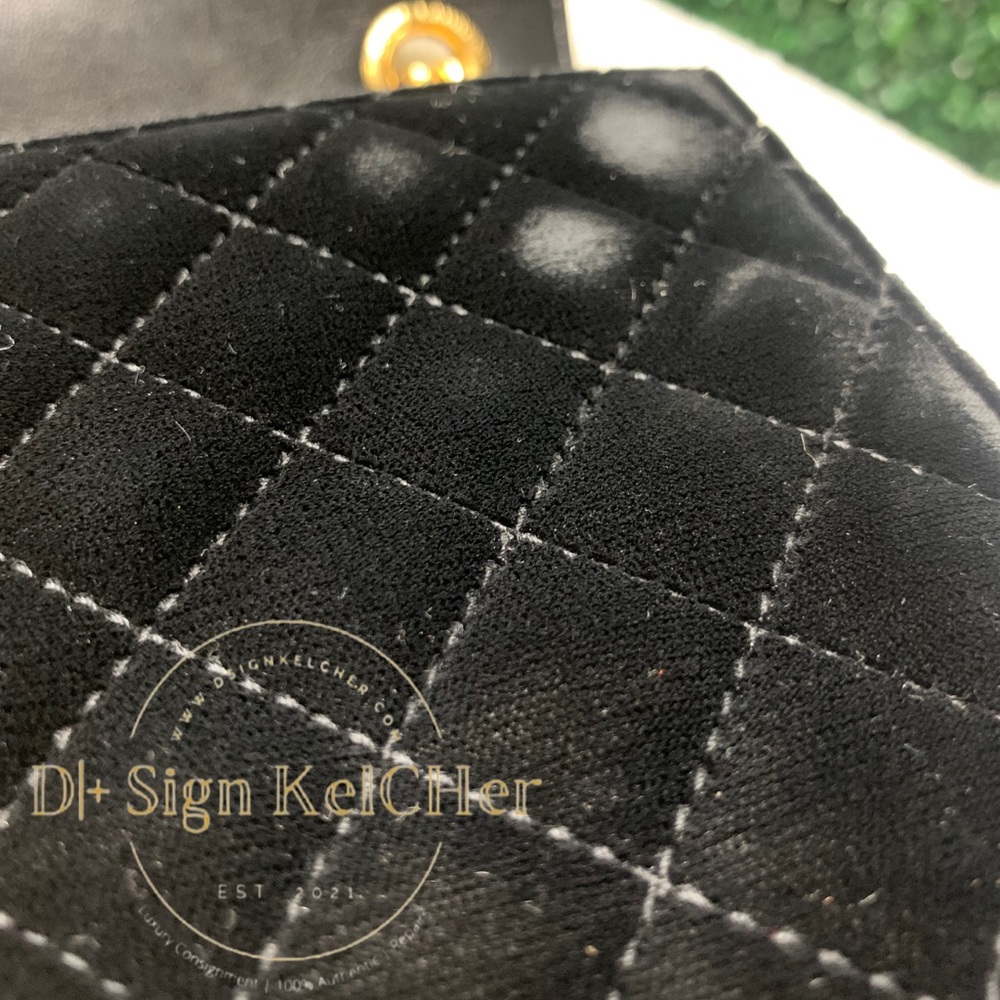 Yves Saint Laurent Velvet Monogram Triquilt Envelope Bag in Black - Picture 13 of 16